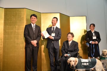 入社式・契約募金贈呈式にて記念写真(2019年4月1日)