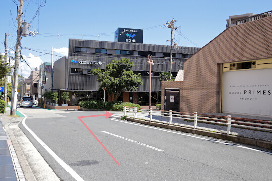 ウィルの看板がある建物（ウィル別館）の手前を右に曲がります。